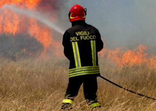 Brucia le sterpaglie e muore tra le fiamme: vittima 81enne di Morrovalle
